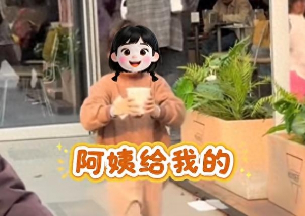 女孩故意打翻水杯 家长消极态度引热议 网友炸锅！